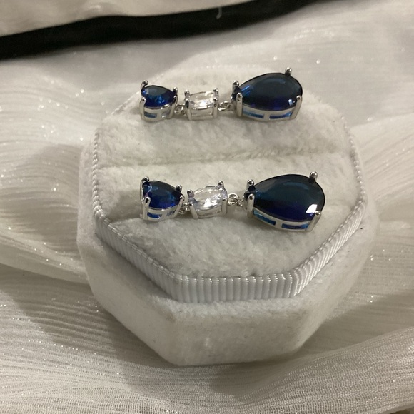 💙 White & Blue Sapphire Heart Drop Earrings - Picture 6 of 14